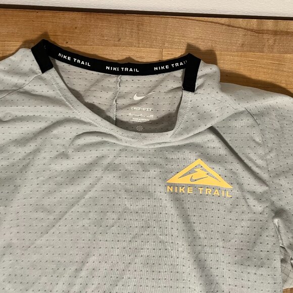 Men's Small Nike Trail Dri Fit Short Sleeve Lightweight Shirt White - Picture 2 of 3